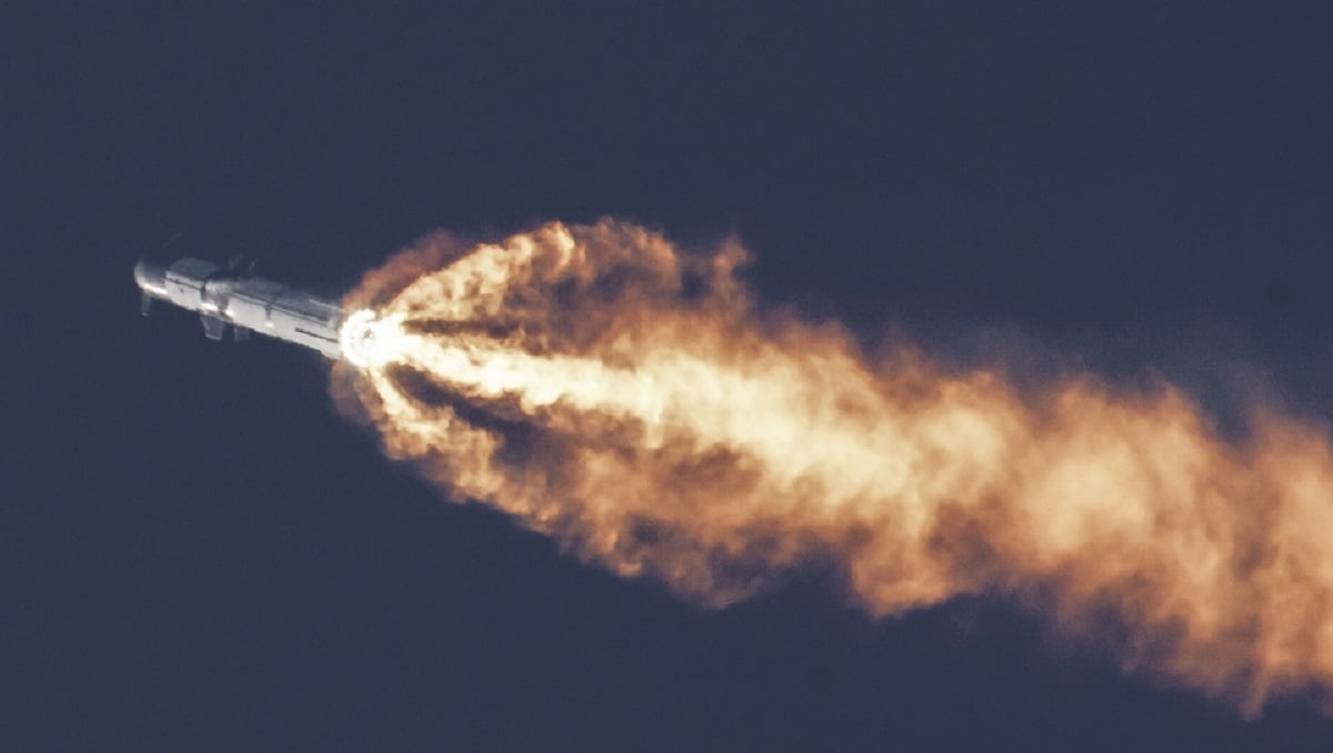 Elon musks starship makes a test flight without exploding