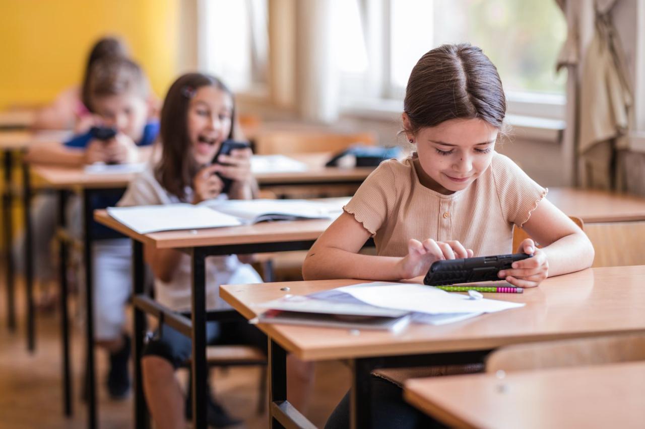 American parents want their children to have phones in schools