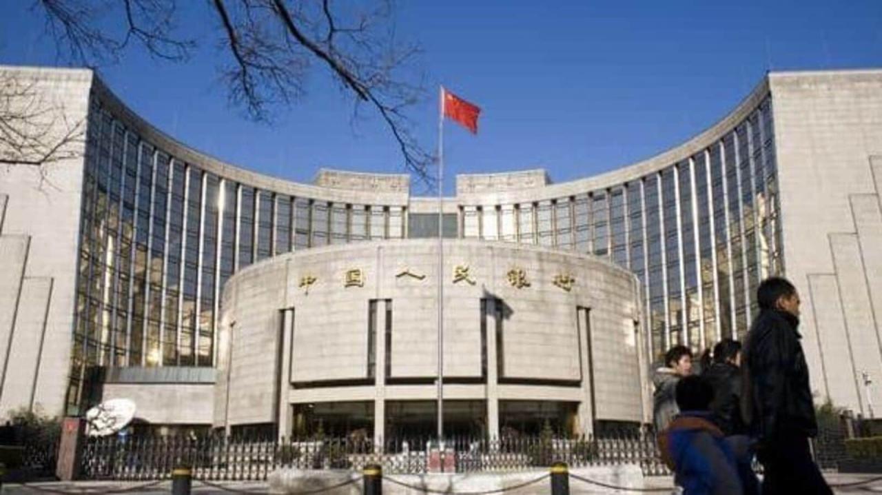 Chinas central bank tries to save the economy and the stockmarket