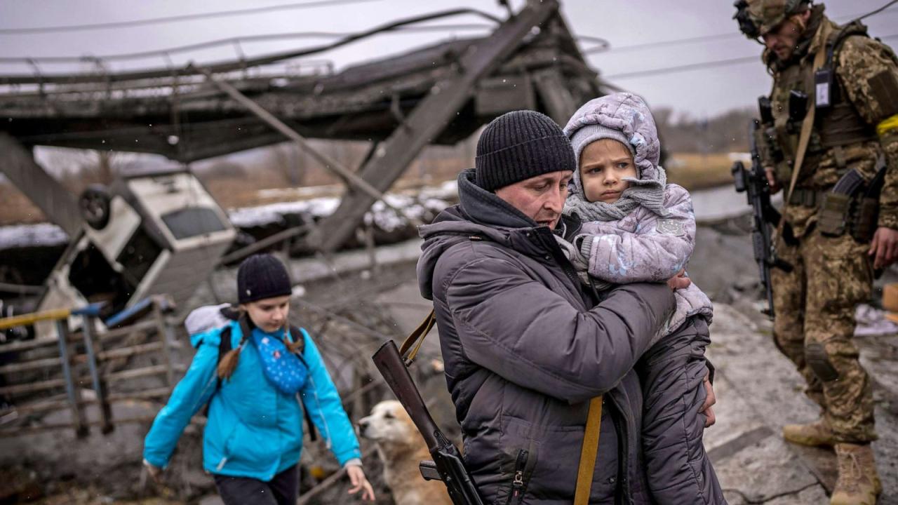 Luhansk ruins ukrainian ukraine residents rubble walking crave forces credit