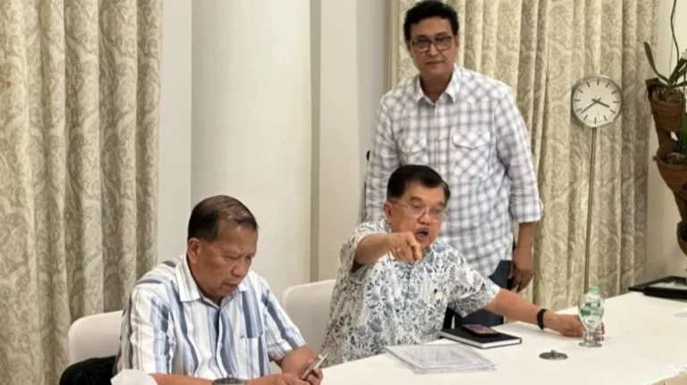 Former Vice President Jusuf Kalla Advises President Joko Widodo to Publicly Display Original Diploma to End Prolonged Controversy.