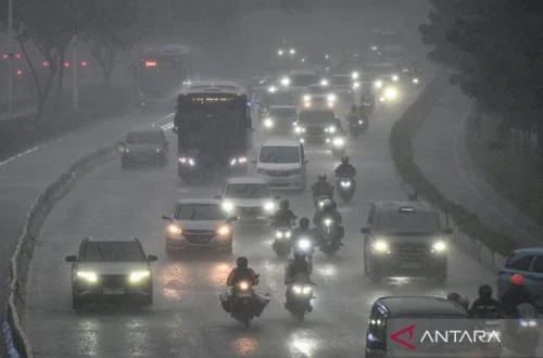 Jakarta Braces for Widespread Rain, BMKG Issues Saturday Forecast with Potential for Localized Flooding and Traffic Disruptions Across the Capital