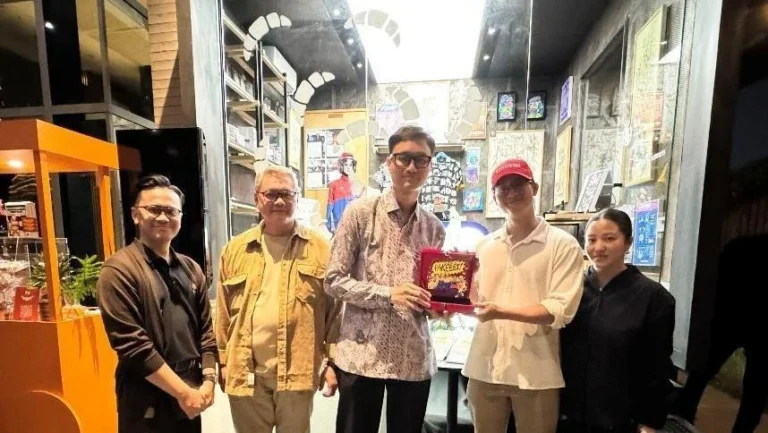 JNE Becomes Official Logistics Partner for ‘Let Them Eat Art’ Exhibition, Championing Local Creative Ecosystem and Experiential Economy