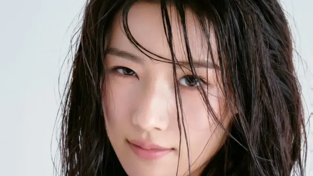 Lu Yu Xiao Captivates with Natural Beauty in Striking New Photoshoot