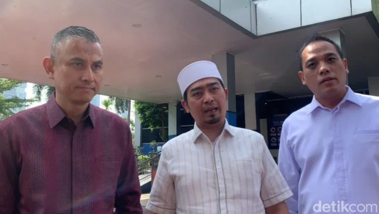 Ustaz Solmed Files Defamation Lawsuit Against Social Media Accounts Over "SAM" Allegations