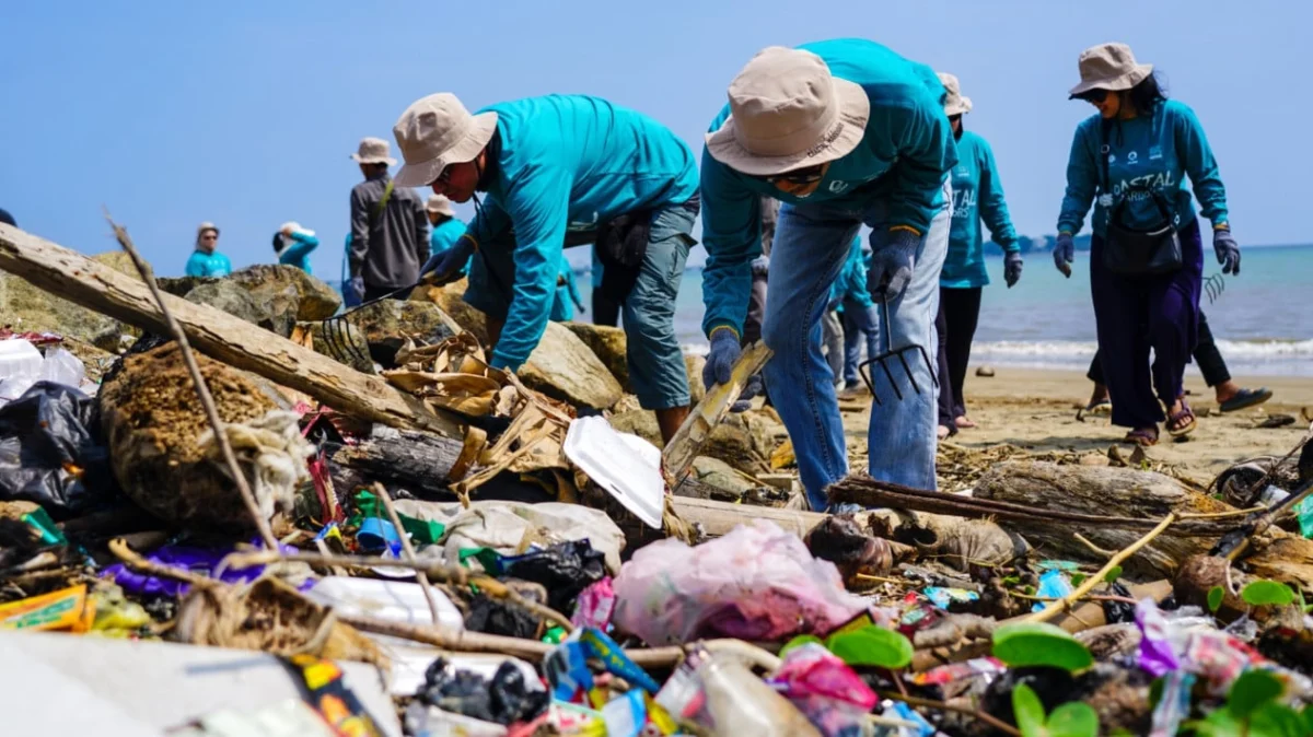 Coastal Villages in Banten Grapple with Mounting Waste Crisis, Volunteers Mobilize for Beach Cleanup