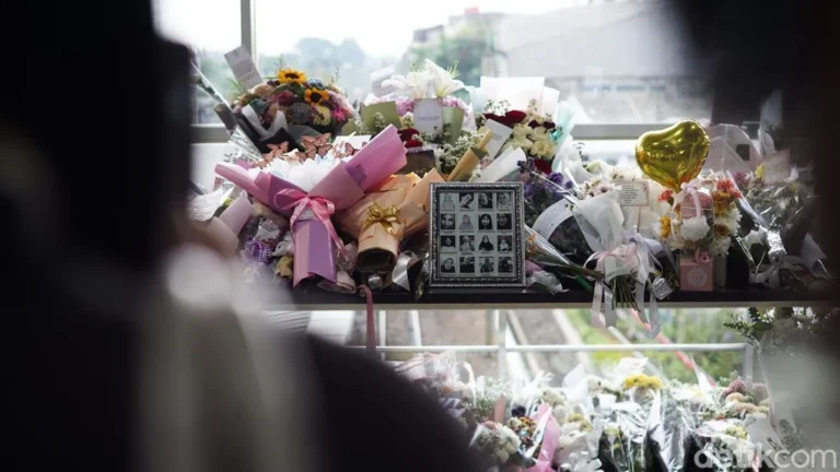 Flowers and Prayers for the Victims of the Argo Bromo Anggrek and KRL Collision at Bekasi Timur Station