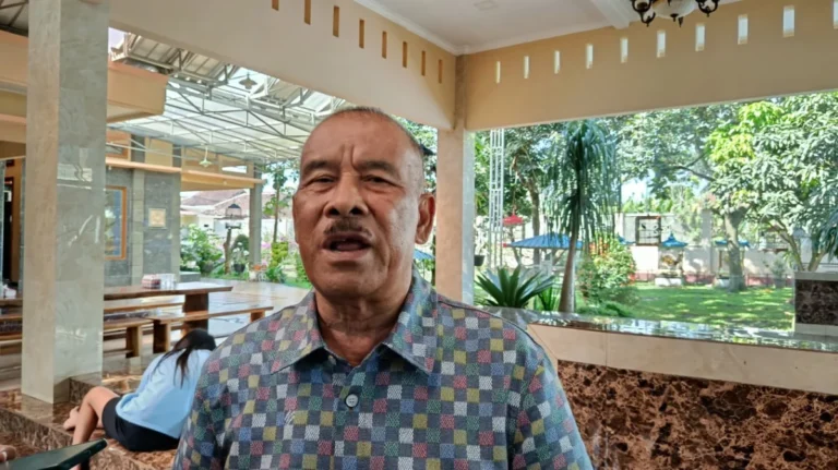 Persib Bandung Manager Umuh Muchtar Addresses Post-Match Disturbances Following PSM Makassar Clash