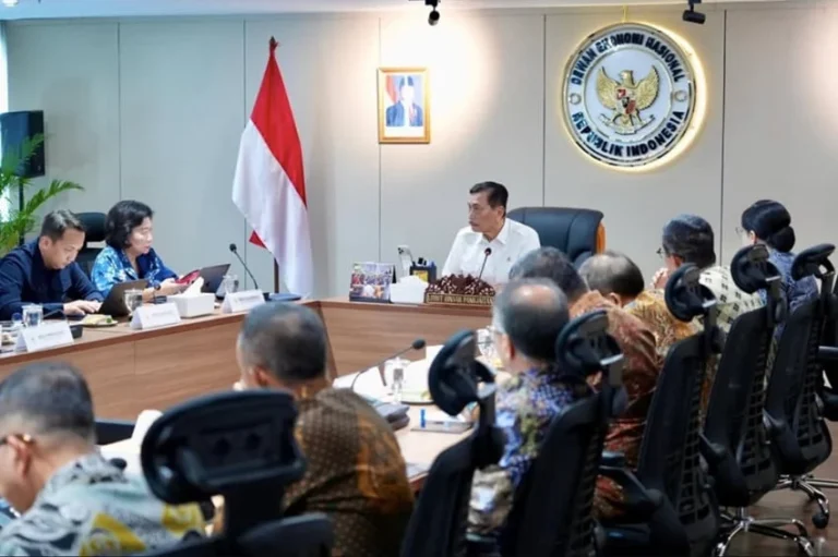 Rupiah Nyungsep ke Rp17.667/USD, Luhut Ingatkan OJK Punya Tugas Tambahan