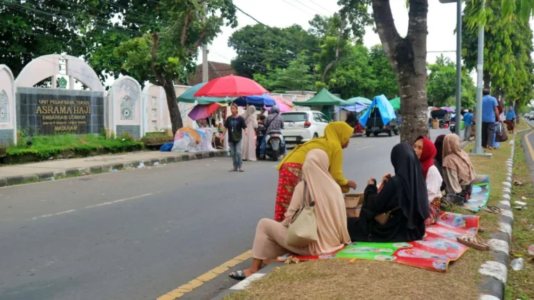 The Enduring Tradition of Accompanying Hajj Pilgrims in Lombok: A Cultural and Economic Tapestry