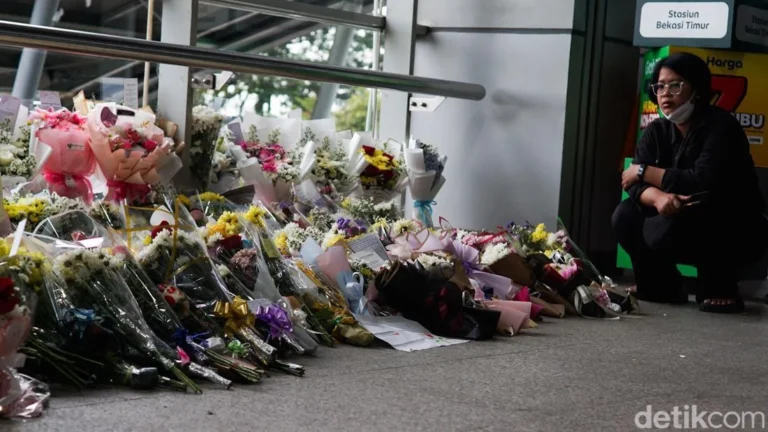 Tragic Rail Collision in Bekasi Sparks National Grief as Flowers and Tributes Fill Bekasi Timur Station to Honor the Victims