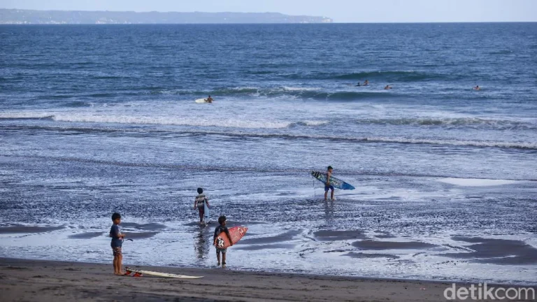 The Paradox of Popularity Why Bali and Jakarta Are Increasingly Facing Criticism for Losing Their Authentic Charm to Overtourism and Urbanization