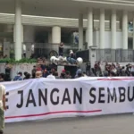 Mass Protest at Attorney General’s Office Turns Chaotic Amidst Demands for High-Profile Corruption Suspect’s Arrest