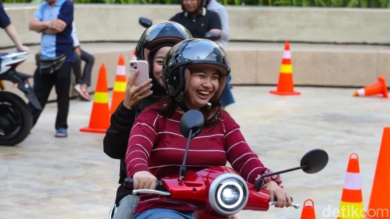 VinFast Electric Motorcycles Debut in Jakarta to Enthusiastic Public Reception, Signaling Growing EV Market Potential