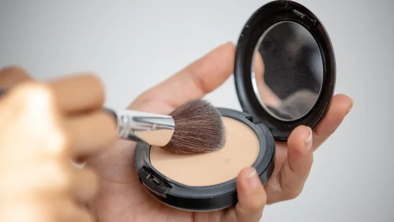 7 Rekomendasi Bedak yang Bikin Kulit Mulus Seperti Pakai ‘Filter’ Paris