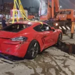 Detik-detik Porsche Hantam Pembatas hingga Terjepit di Saluran Air Tol Desari, Penyebabnya Genangan Air
