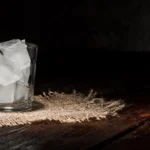 Fakta Penting di Balik Kebiasaan Gigit Es Batu, Risiko hingga Kemungkinan Pagophagia