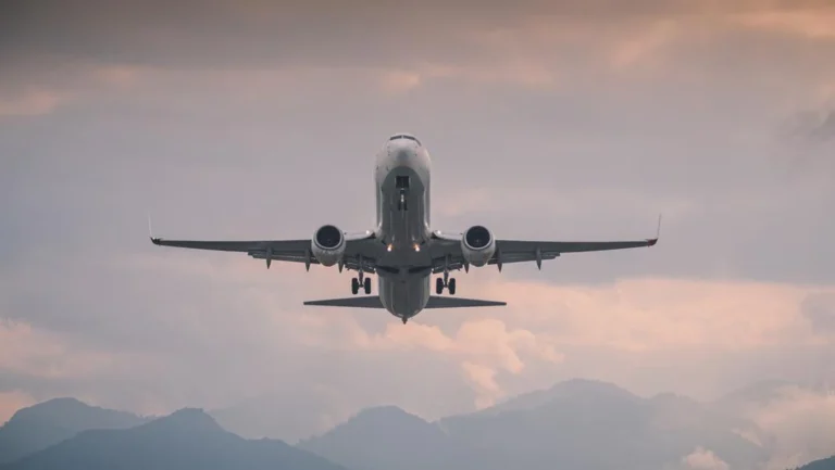 Skyrocketing Airfares Predicted for US Holiday Travel as Thanksgiving and Christmas Costs Reach Decade Highs
